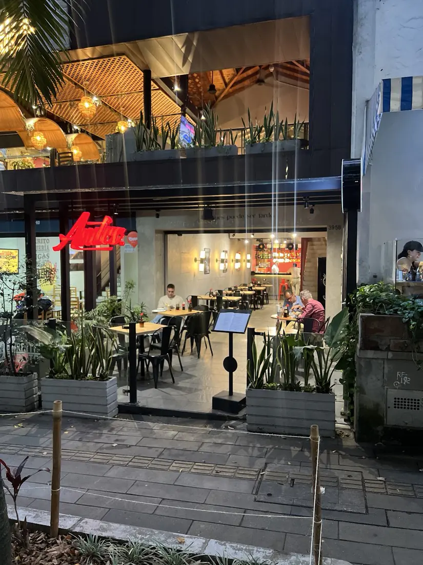Fachada de Andes Burger con plantas y su aviso rojo