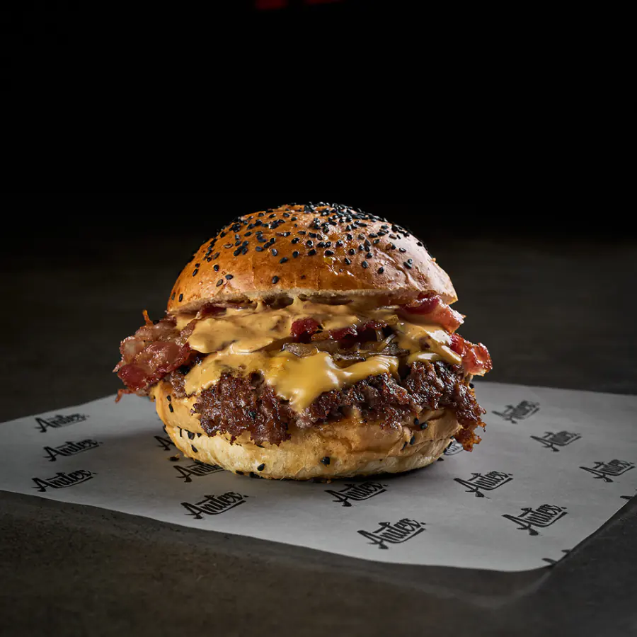Smash burger Oklahoma con queso cheddar y tocineta