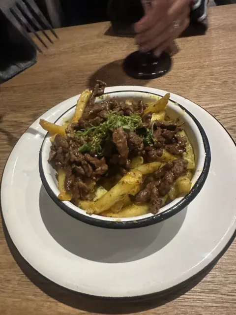 Papas a la francesa con lomito en tiras