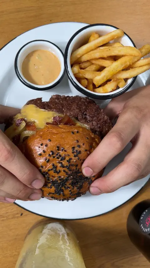 Smash burger con papas y salsa de la casa